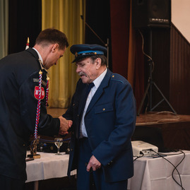 Zväčšiť fotografiu - K storočnici dostali život zachraňujúci prístroj - TSK_DHZ Prečín_AED_mini-25
